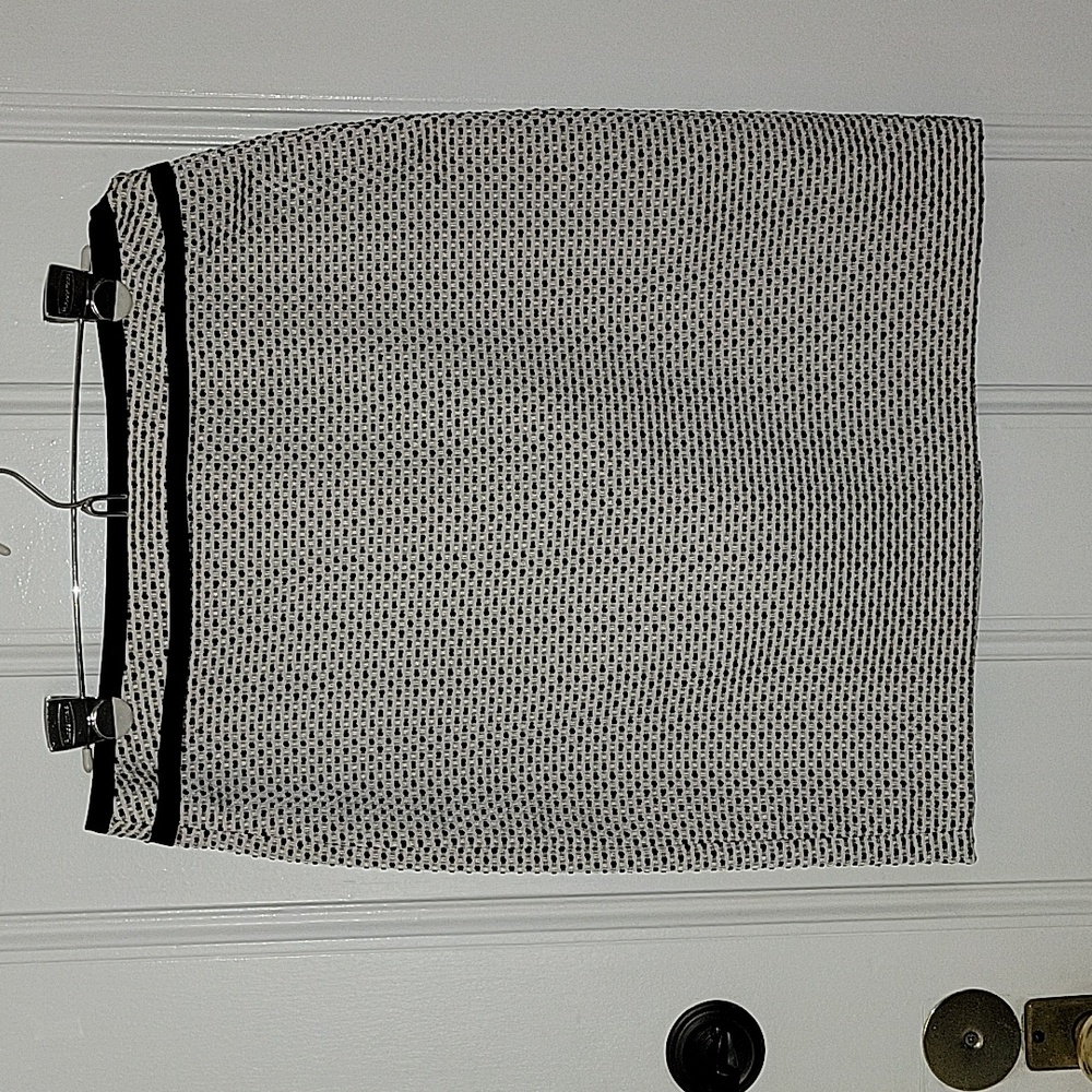 Womans (12p) black and white houndstooth pencil skirt.